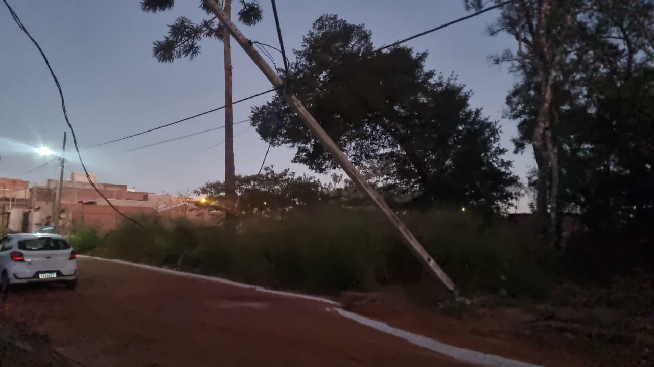 Poste fica suspenso por fios após veículo atingir estrutura em Cascavel