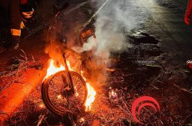 Motocicleta pega fogo durante trajeto e trabalhador sofre perda total do veículo em Foz do Iguaçu