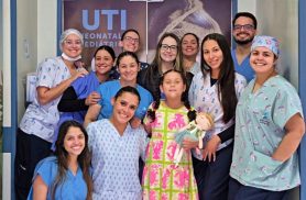 Menina Laura, de 8 anos, recebe alta após parada cardíaca e emociona equipe de hospital