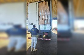 Contrabando de cigarros é descoberto em meio a carga de recicláveis