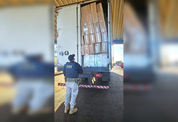 Contrabando de cigarros é descoberto em meio a carga de recicláveis