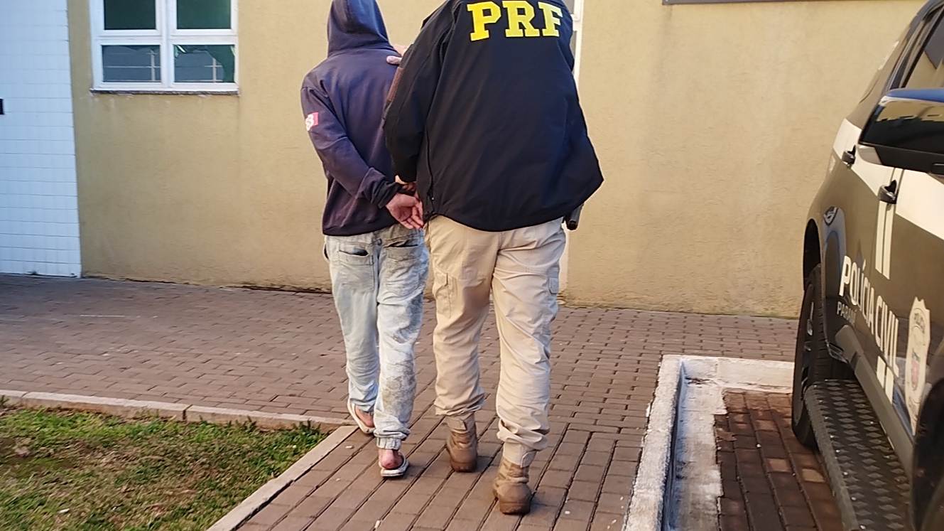 Jovem de 18 anos é preso com 75 quilos de maconha na BR-277; droga seria trazida para Cascavel