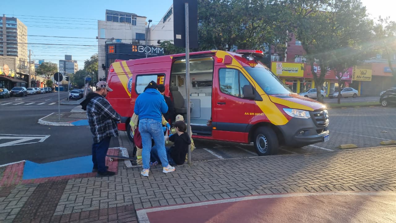 Adolescente de 16 anos sofre fratura no punho após queda de skate na Avenida Brasil, em Cascavel