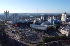 Imagens aéreas mostram a beleza dos tapetes de Corpus Christi que coloriram a Avenida Brasil em Cascavel