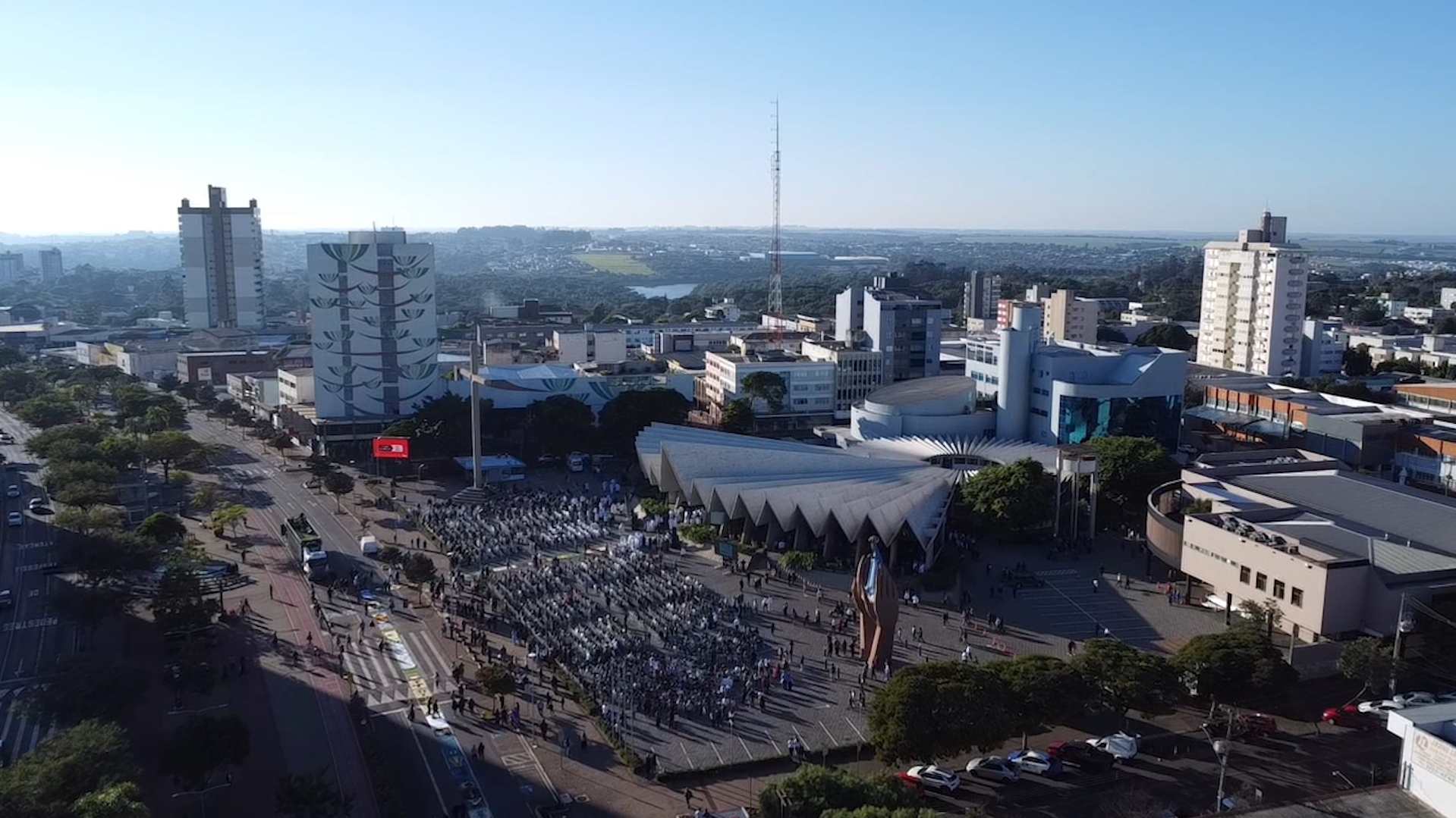 Imagens aéreas mostram a beleza dos tapetes de Corpus Christi que coloriram a Avenida Brasil em Cascavel