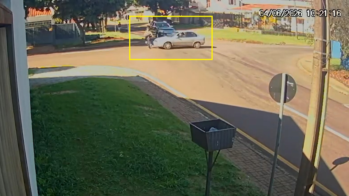 Câmera registra acidente entre carro e bicicleta que deixou jovem ferida em Cascavel