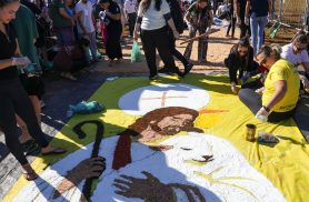 Jovens no DF se unem por tapetes de Corpus Christi e “jejum” de telas