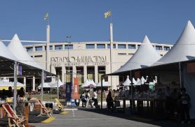 Feriado em SP tem programação gratuita em feira do livro no Pacaembu