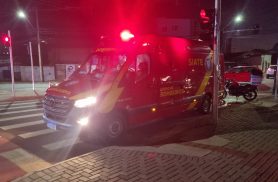 Rapaz fica ferido após colisão entre carro e moto na Av. Carlos Gomes