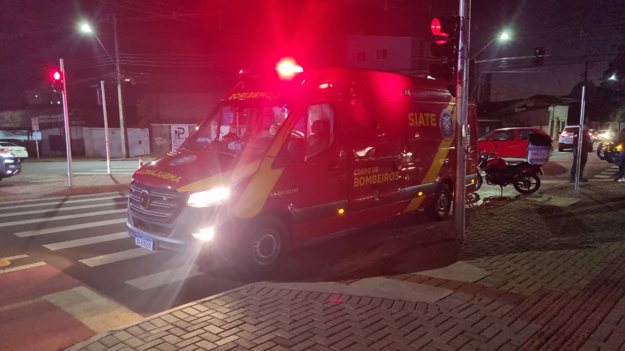 Rapaz fica ferido após colisão entre carro e moto na Av. Carlos Gomes