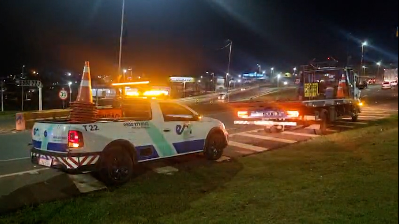 Motociclista fica ferido em colisão no Trevo Cataratas