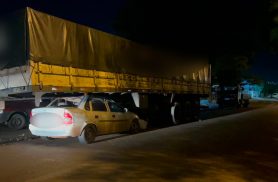 Corsa para embaixo de carreta estacionada no Bairro Periolo em Cascavel