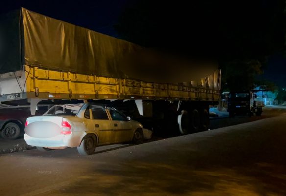 Corsa para embaixo de carreta estacionada no Bairro Periolo em Cascavel