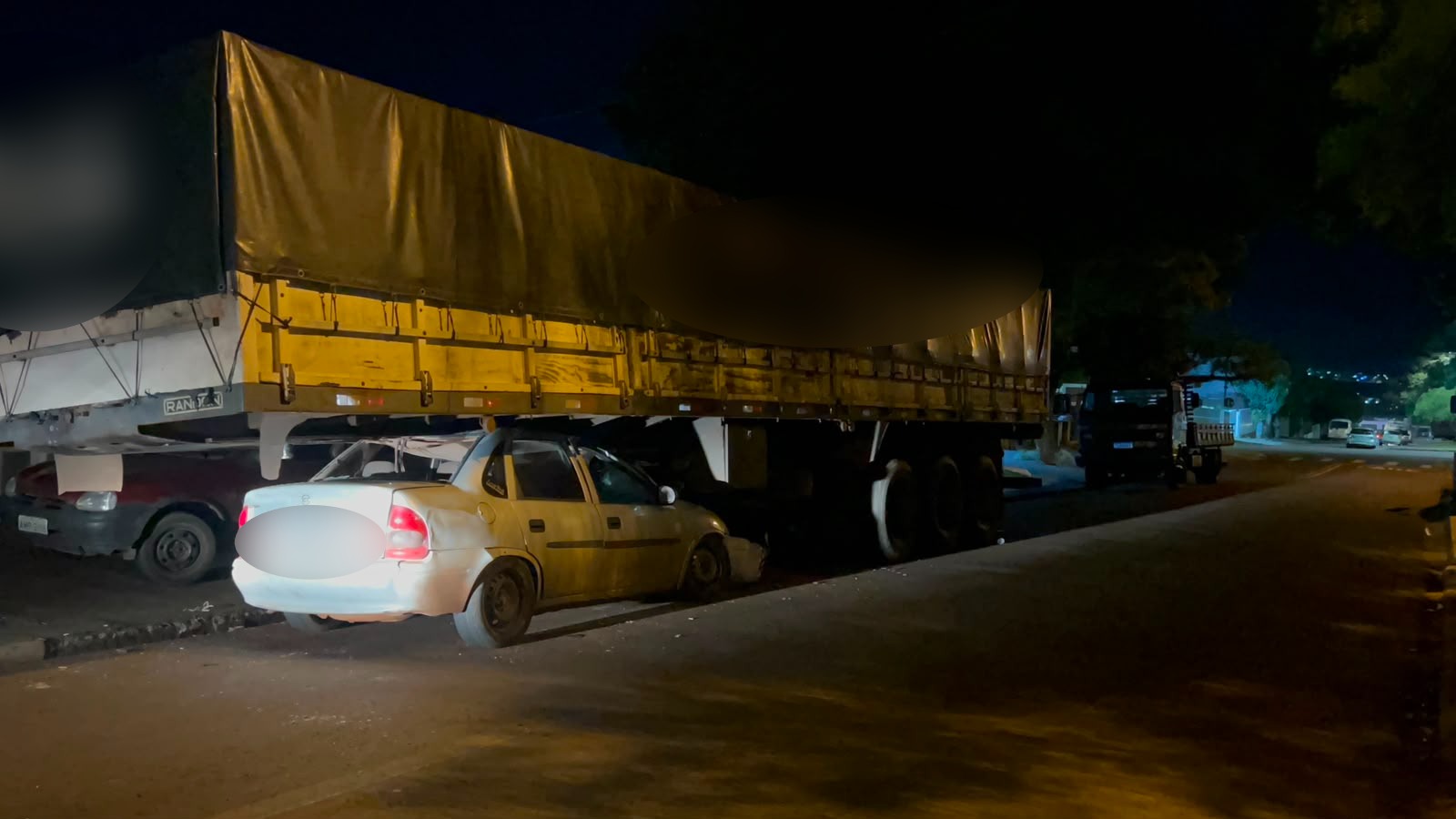 Corsa para embaixo de carreta estacionada no Bairro Periolo em Cascavel