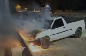 Carro pega fogo na Rodovia dos Minérios e casal perde veículo: “Agora é trabalhar para comprar outro”