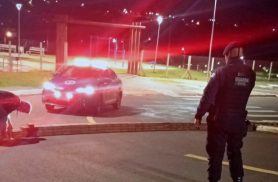 Homem retira pavers de calçada e monta obstáculo em rua da região Norte de Cascavel
