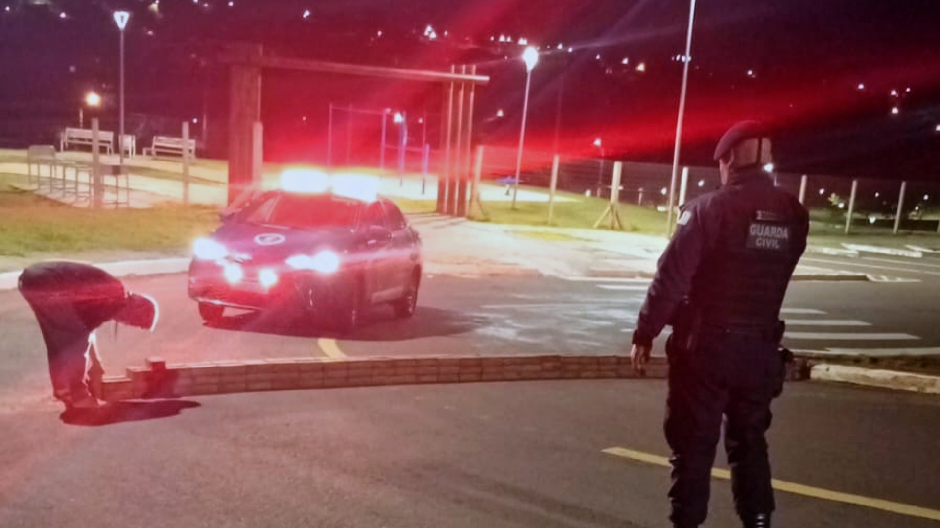 Homem retira pavers de calçada e monta obstáculo em rua da região Norte de Cascavel