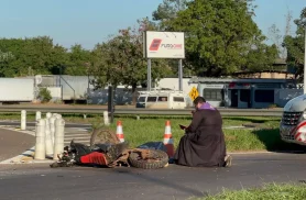 Padre para em acidente com morte e realiza Ritual de Exéquias a motociclista