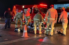 Motorista atinge casal em moto, retira vítima de cima do capô do carro e foge sem prestar socorro