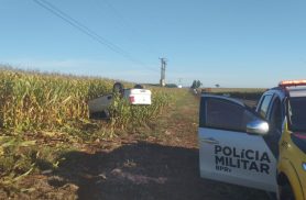 Veículo sai da pista e capota em lavoura de milho às margens da PR-182