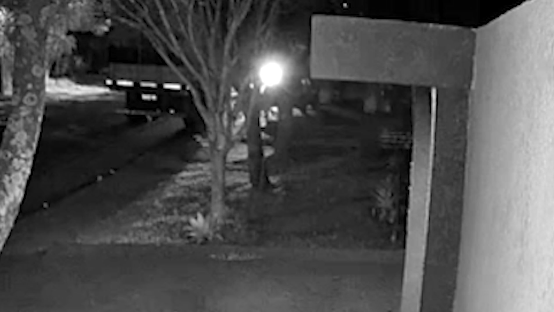 Câmera flagra acidente impressionante entre carro e caminhão no Bairro Periolo
