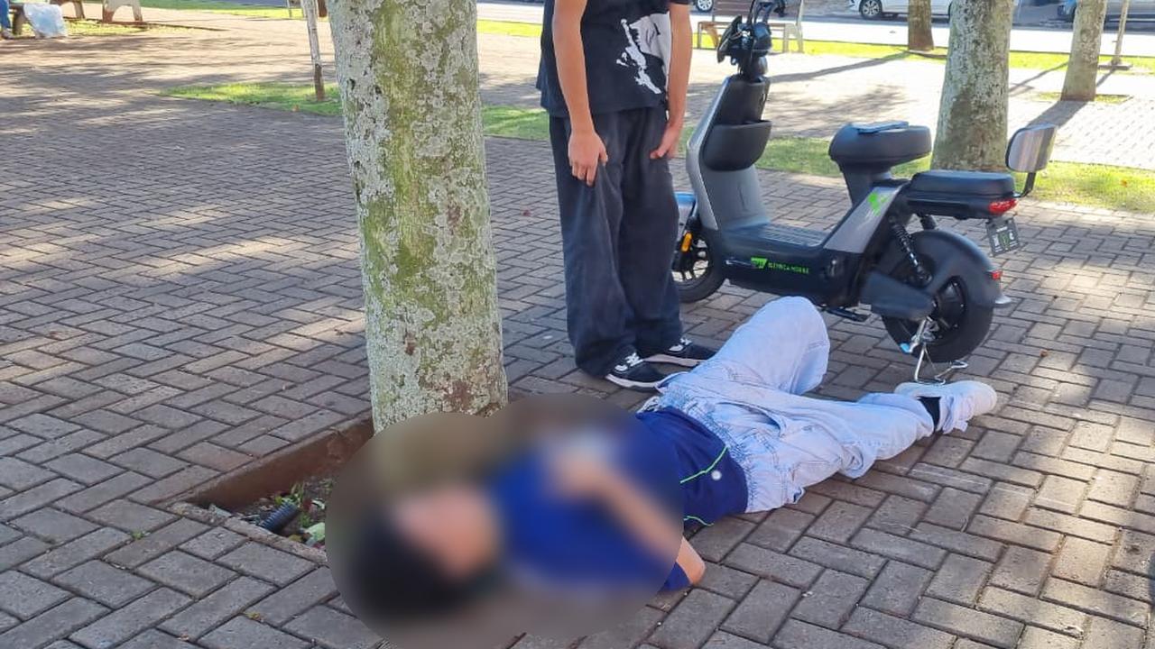 Adolescente bate moto elétrica contra árvore na Avenida Brasil