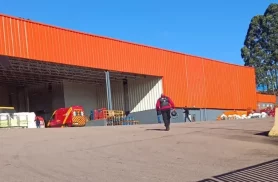 Trabalhador de 33 anos fica gravemente ferido após cair de telhado de supermercado