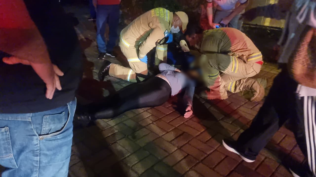 Mulher fica ferida em colisão entre Jeep Compass e Fiat Uno em Cascavel