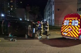 Após colisão, veículo tomba no Bairro Neva de Cascavel