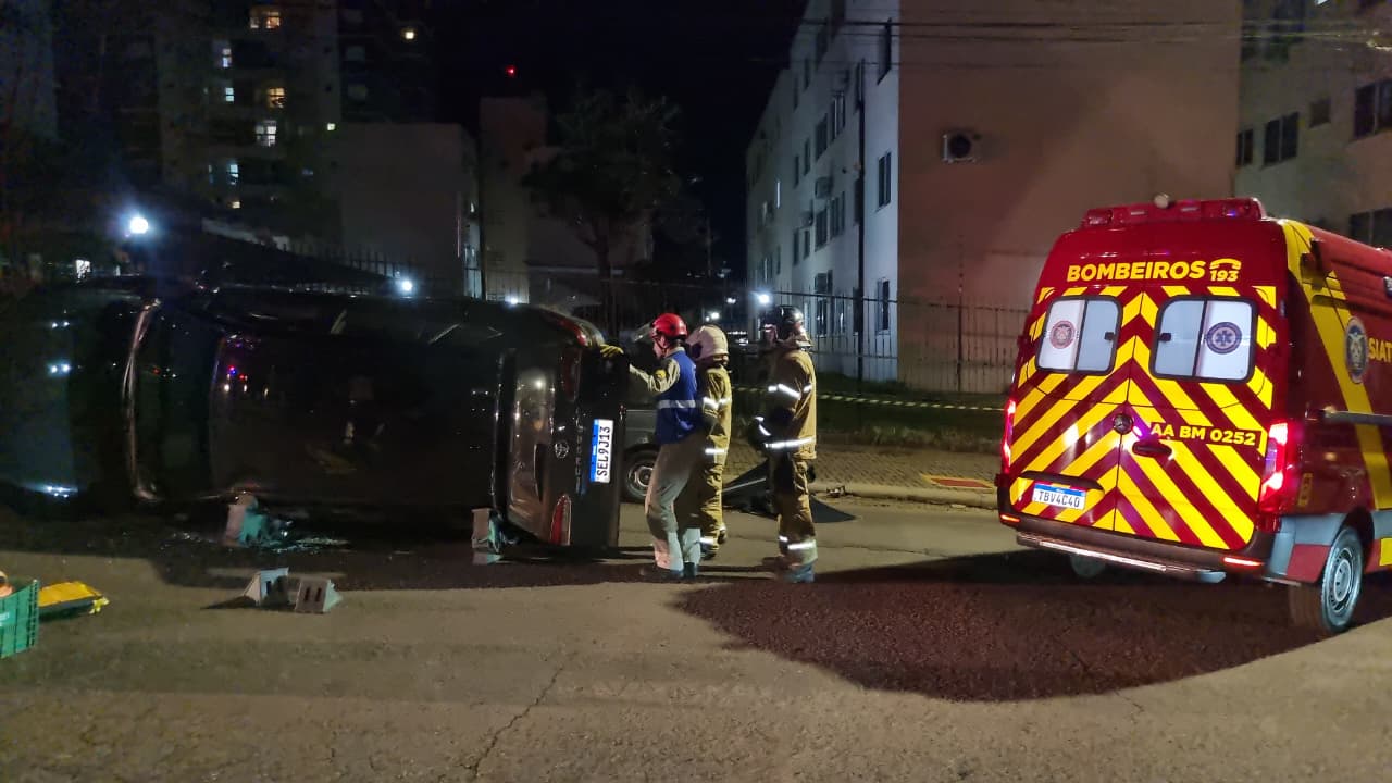 Após colisão, veículo tomba no Bairro Neva de Cascavel