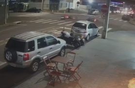Câmeras registram colisão entre motos no Jardim Cristal; entregador de farmácia fica ferido