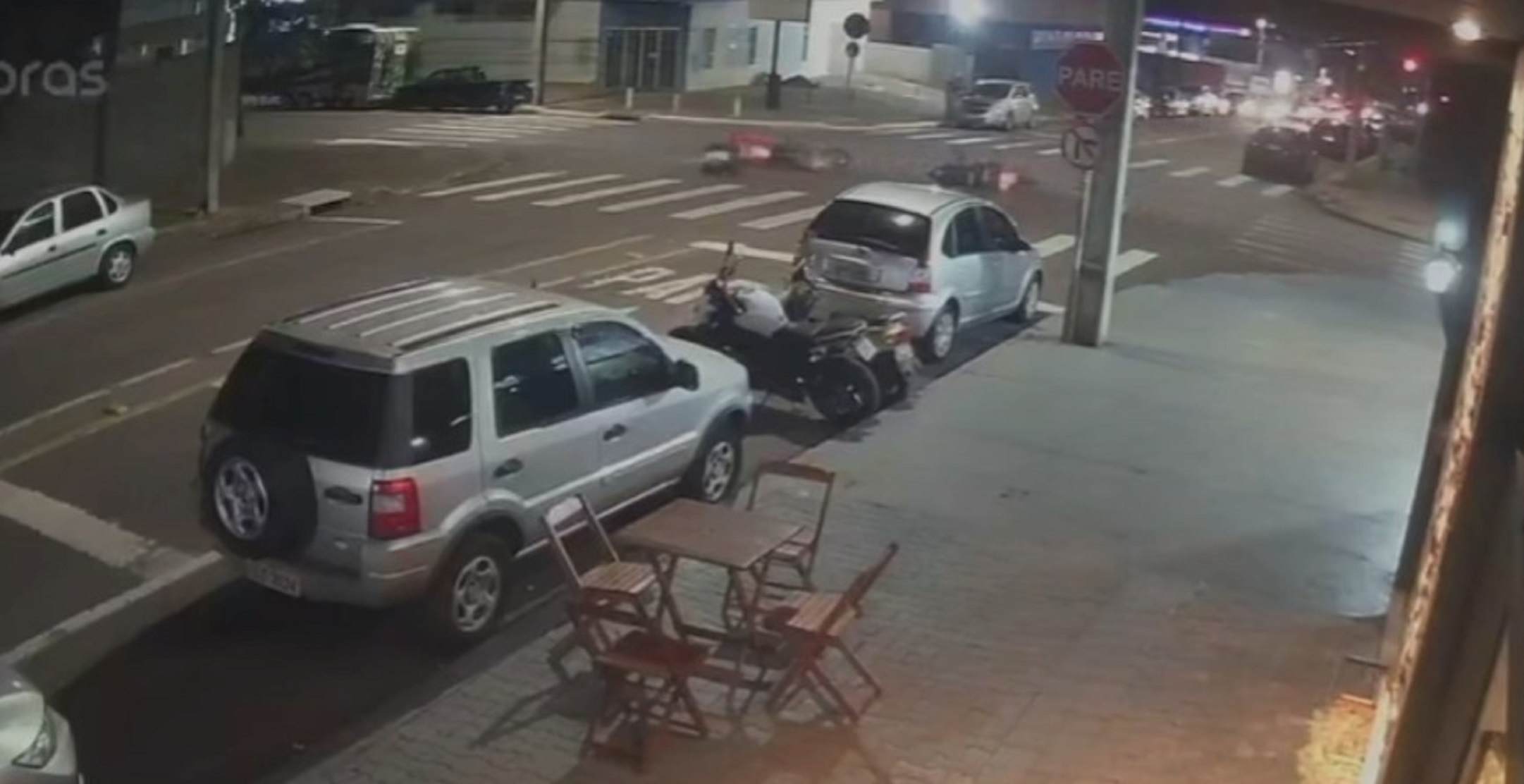 Câmeras registram colisão entre motos no Jardim Cristal; entregador de farmácia fica ferido