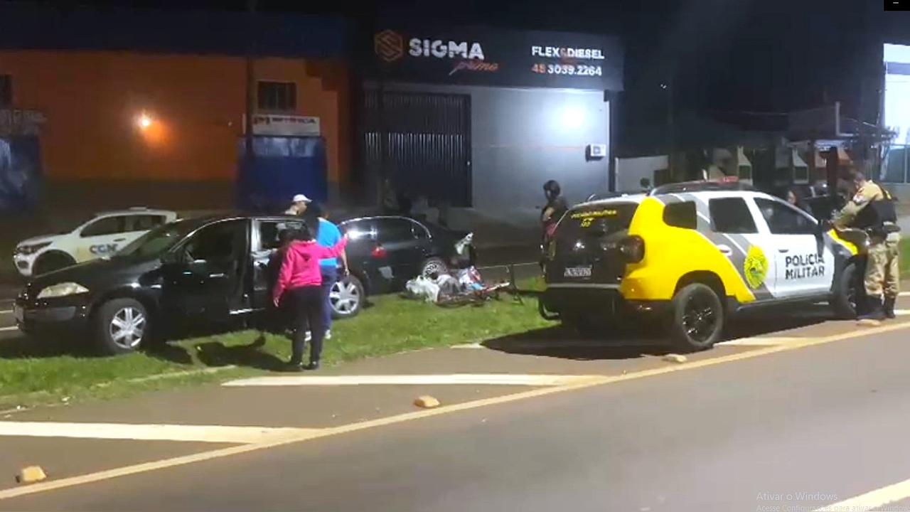 Megane para sobre canteiro após acidente no São Cristóvão