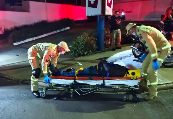 Colisão entre moto e carro deixa homem ferido na região central de Cascavel