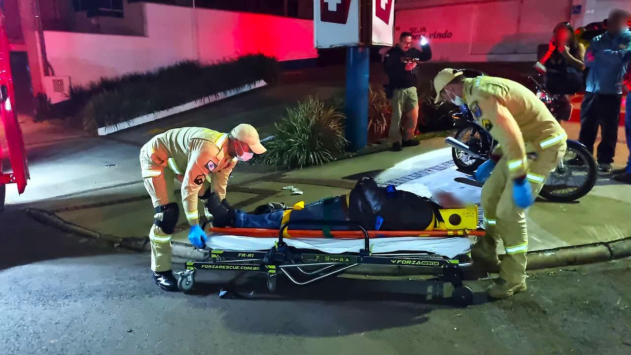 Colisão entre moto e carro deixa homem ferido na região central de Cascavel