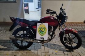 Morador encontra motocicleta abandonada e PM recupera veículo furtado em Pato Branco