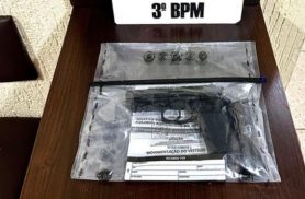 Fiscalização da PM termina com apreensão de arma em ônibus no Alvorada
