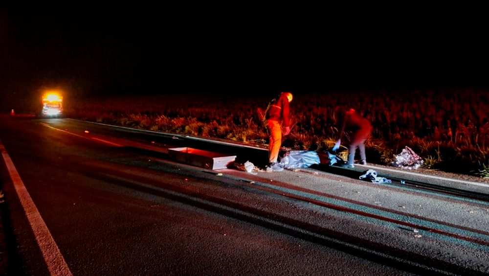 Mulher é encontrada sem vida às margens da rodovia e caso será investigado pelas autoridades Imagem referente a Mulher é encontrada sem vida às margens da rodovia e caso será investigado pelas autoridades