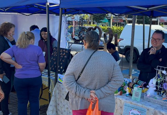 Feira especial de Dia dos Namorados movimenta o centro de Cascavel neste sábado