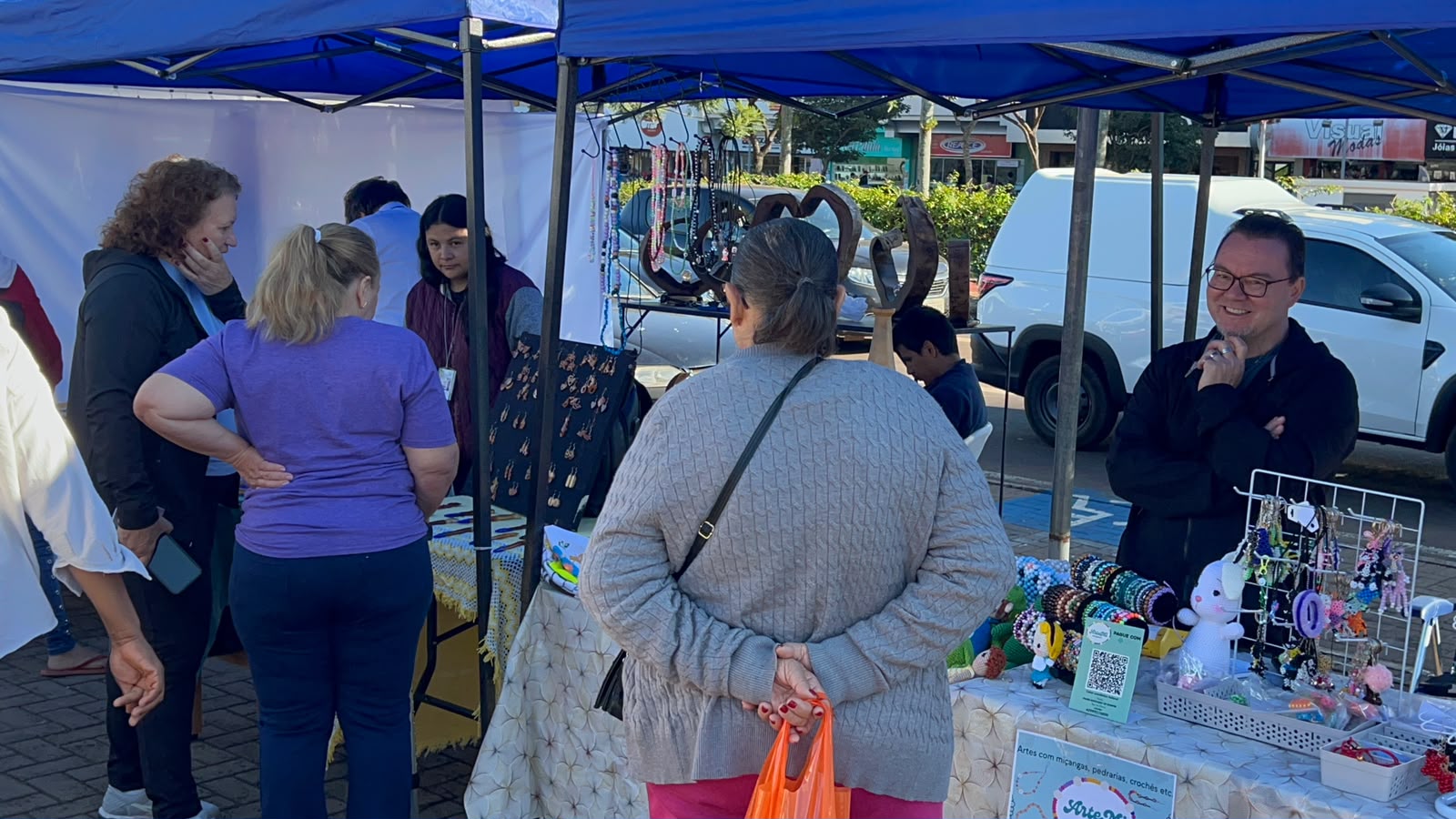 Feira especial de Dia dos Namorados movimenta o centro de Cascavel neste sábado