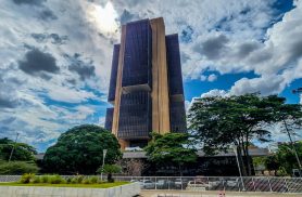 PEC no Senado facilita cooptação do Banco Central, dizem economistas