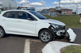 Colisão entre carro e motocicleta é registrada em trevo de acesso ao bairro Guarujá