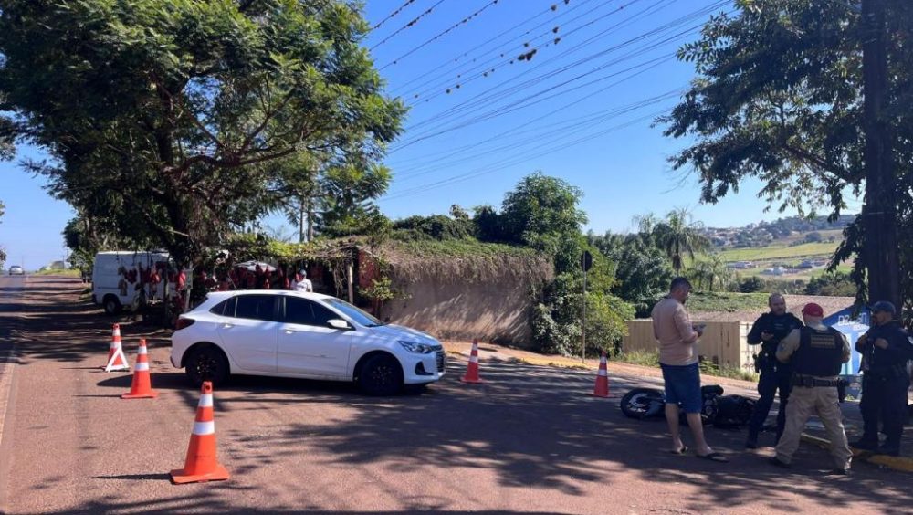 Motociclista fica ferido após colisão lateral com carro na PR-585 Imagem referente a Motociclista fica ferido após colisão lateral com carro na PR-585