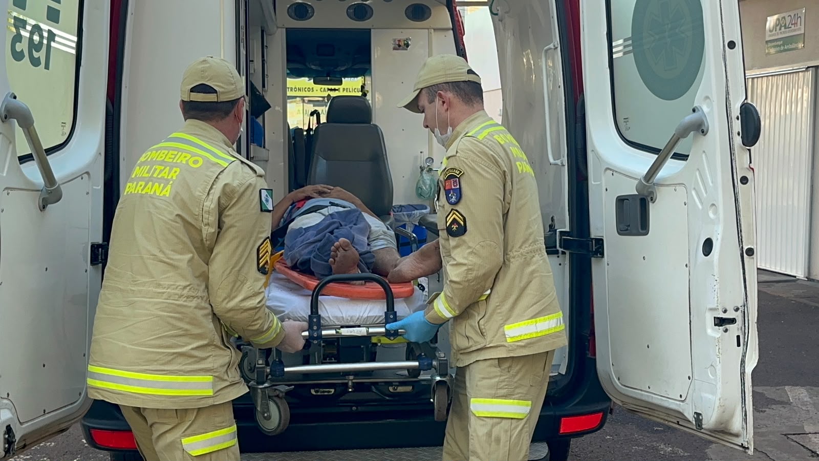 Telhado de residência quebra e homem sofre queda de três metros no Floresta