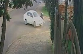 Vídeo mostra carro e moto batendo durante conversão à esquerda