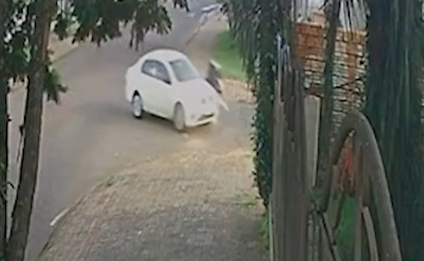 Vídeo mostra carro e moto batendo durante conversão à esquerda