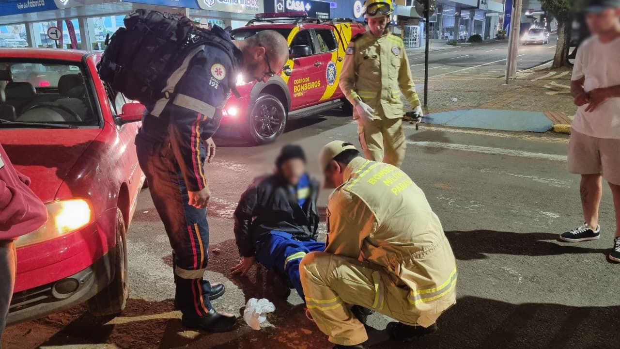Motociclista tem suspeita de fratura após colisão com Gol na Rua Paraná