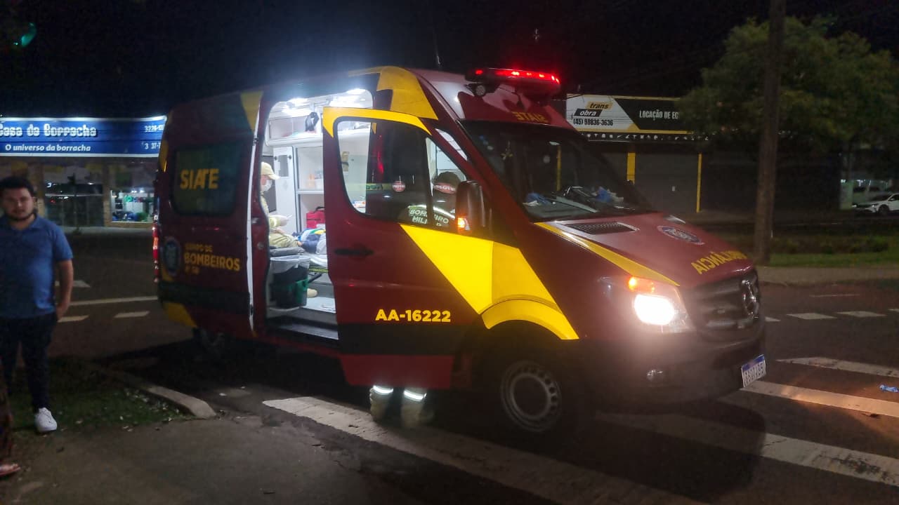 Ciclista é atingido por carro ao cruzar Avenida Tancredo Neves pela ciclovia