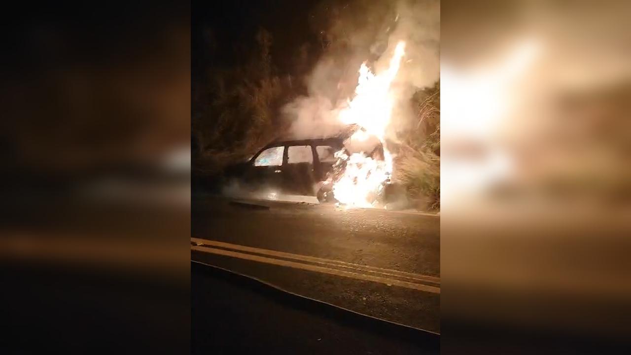 Incêndio destrói veículo na PR-566 entre Itapejara D’Oeste e Vista Alegre
