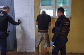 Homem agride mulher, foge duas vezes e é preso após cair de telhado durante perseguição